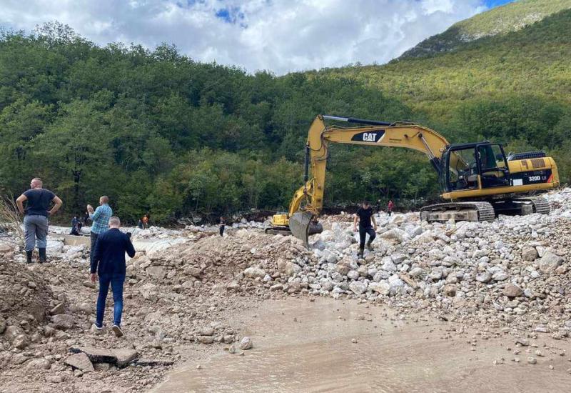 FOTO - GALERIJA | Drežnica se čisti nakon obilnih poplava, izbori se održavaju redovito